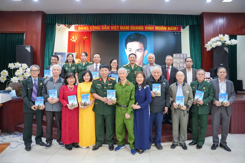 Tác giả Nguyễn Thùy trao tặng cuốn sách "Ghi vội trên mâm pháo". Tác giả Nguyễn Thùy trao tặng cuốn sách "Ghi vội trên mâm pháo".