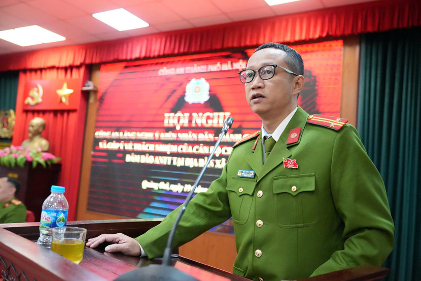 Trung tá Ngô Đăng Trung - Phó trưởng Công an xã giải đáp ý kiến nhân dân