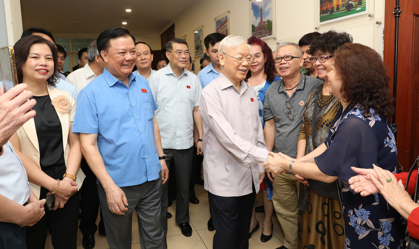 Tổng Bí thư Nguyễn Phú Trọng, Bí thư Thành ủy Hà Nội Đinh Tiến Dũng cùng các đại biểu dự buổi tiếp xúc cử tri