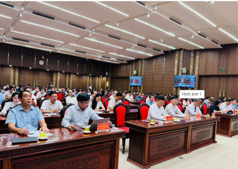 Các đại biểu Trung ương và TP Hà Nội tham dự hội nghị tại điểm cầu Thành uỷ Hà Nội Các đại biểu Trung ương và TP Hà Nội tham dự hội nghị tại điểm cầu Thành uỷ Hà Nội