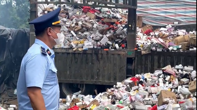 Lực lượng chức năng tiêu hủy lô mỹ phẩm vi phạm Lực lượng chức năng tiêu hủy lô mỹ phẩm vi phạm