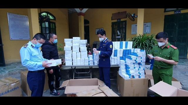 Lực lượng chức năng kiểm tra và tạm giữ lô hàng nghi nhập lậu Lực lượng chức năng kiểm tra và tạm giữ lô hàng nghi nhập lậu