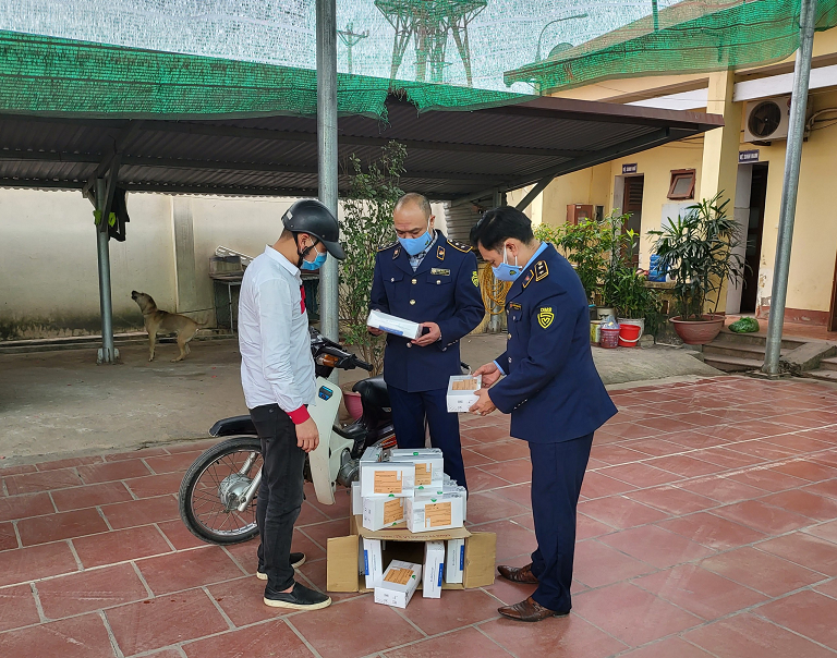 Lực lượng QLTT kiểm tra hàng hóa phòng chống dịch Covid-19 Lực lượng QLTT kiểm tra hàng hóa phòng chống dịch Covid-19