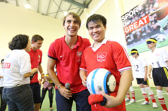 2 pháo thủ Arsenal: Bịt mắt đá bóng với trẻ em khiếm thị Hà Nội ảnh 6