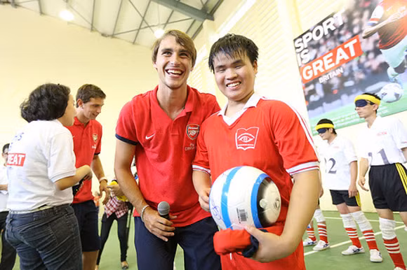 2 pháo thủ Arsenal: Bịt mắt đá bóng với trẻ em khiếm thị Hà Nội ảnh 6