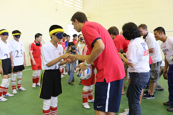 2 pháo thủ Arsenal: Bịt mắt đá bóng với trẻ em khiếm thị Hà Nội ảnh 4