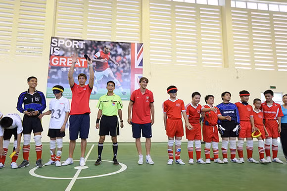 2 pháo thủ Arsenal: Bịt mắt đá bóng với trẻ em khiếm thị Hà Nội ảnh 3