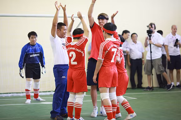 2 pháo thủ Arsenal: Bịt mắt đá bóng với trẻ em khiếm thị Hà Nội ảnh 5