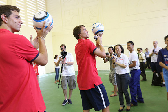 2 pháo thủ Arsenal: Bịt mắt đá bóng với trẻ em khiếm thị Hà Nội ảnh 1