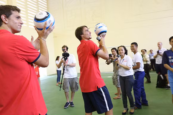 2 pháo thủ Arsenal: Bịt mắt đá bóng với trẻ em khiếm thị Hà Nội ảnh 1