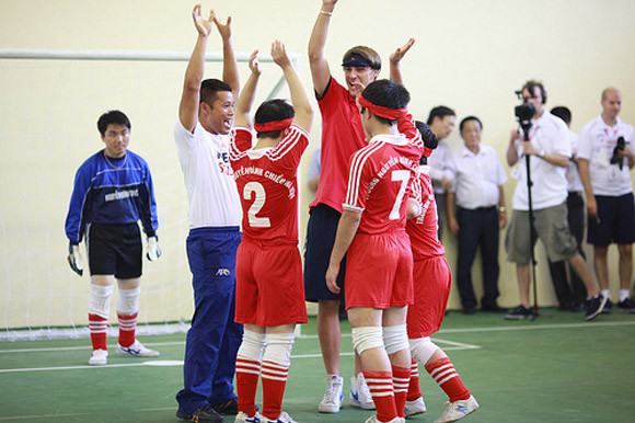 2 pháo thủ Arsenal: Bịt mắt đá bóng với trẻ em khiếm thị Hà Nội ảnh 5