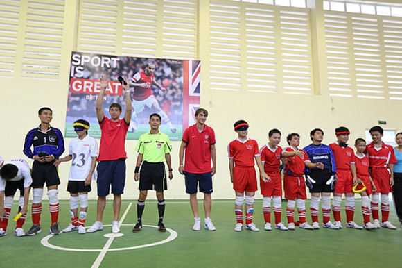 2 pháo thủ Arsenal: Bịt mắt đá bóng với trẻ em khiếm thị Hà Nội ảnh 3