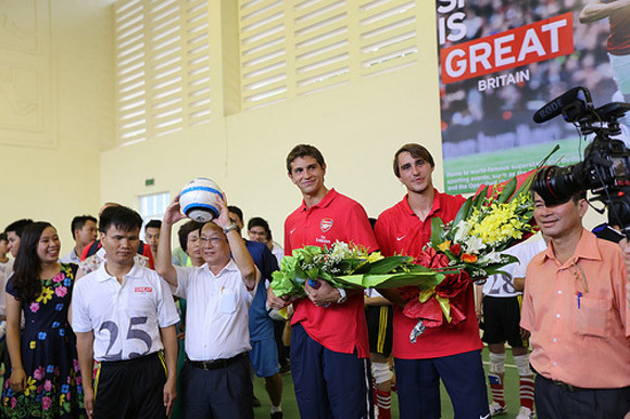 2 pháo thủ Arsenal: Bịt mắt đá bóng với trẻ em khiếm thị Hà Nội ảnh 7