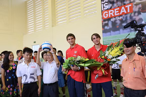 2 pháo thủ Arsenal: Bịt mắt đá bóng với trẻ em khiếm thị Hà Nội ảnh 7