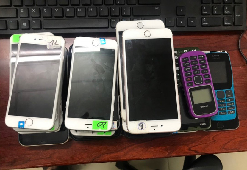 Lực lượng công an đã thu giữ điện thoại làm phương tiện để thực hiện hành vi lừa đảo của các đối tượng Lực lượng công an đã thu giữ điện thoại làm phương tiện để thực hiện hành vi lừa đảo của các đối tượng