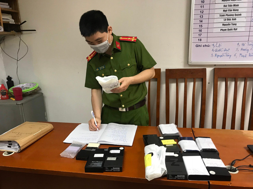 Đối tượng chỉ lấy trộm điện thoại mới tại các trung tâm Thế giới di động Đối tượng chỉ lấy trộm điện thoại mới tại các trung tâm Thế giới di động