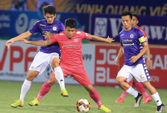 Đầu mùa này, Sài Gòn FC (giữa) từng thắng Hà Nội FC ngay tại Hàng Đẫy