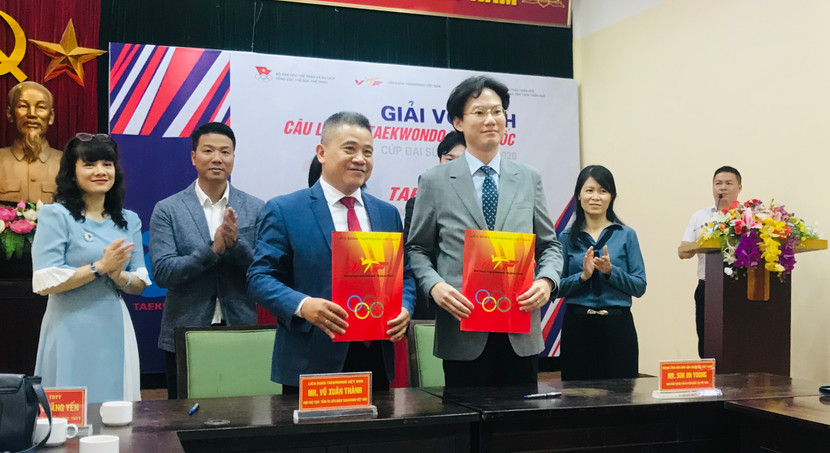 Đại diện Trung tâm Văn hóa Hàn Quốc và Liên đoàn Taekwondo Việt Nam tại lễ ký kết ngày 8-10 Đại diện Trung tâm Văn hóa Hàn Quốc và Liên đoàn Taekwondo Việt Nam tại lễ ký kết ngày 8-10