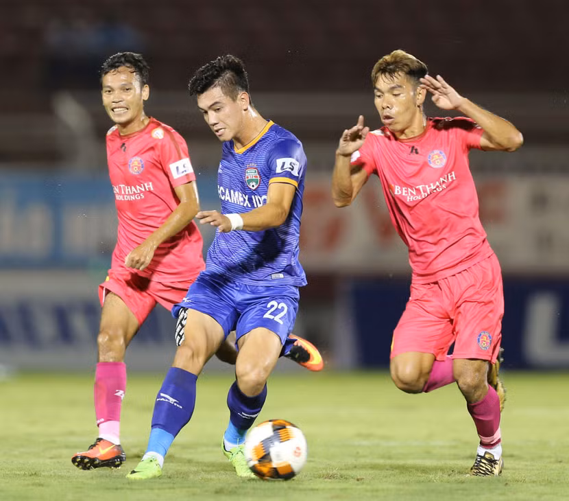 Tiến Linh (giữa) góp một bàn thắng giúp đội nhà Bình Dương thắng đậm đội đầu bảng Sài Gòn