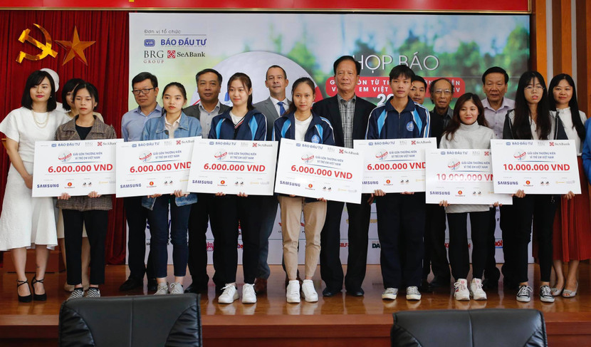 Ban tổ chức trao học bổng cho các học sinh nghèo vượt khó