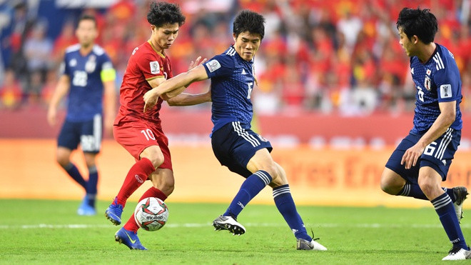 Tuyền Việt Nam (áo đỏ) thua sát nút Nhật Bản tại tứ kết Asian Cup 2019