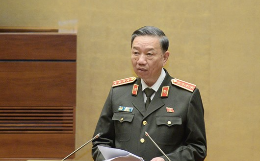 Bộ trưởng Bộ Công an Tô Lâm trình bày tờ trình trước Quốc hội chiều 24-10