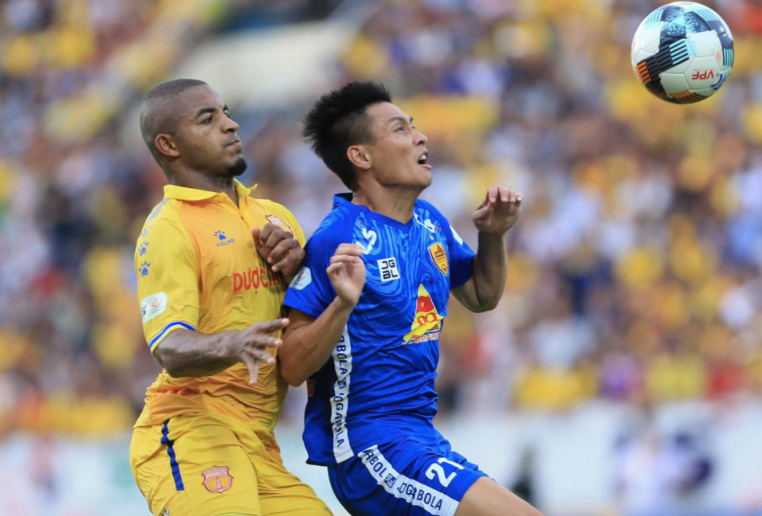 CLB Nam Định (phải) cùng CLB Quảng Nam tranh tấm vé trụ hạng cuối cùng