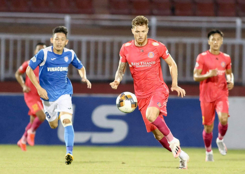 Sài Gòn FC (phải) đang nắm lợi thế về điểm số ở cuộc đua vô địch V-League 2020