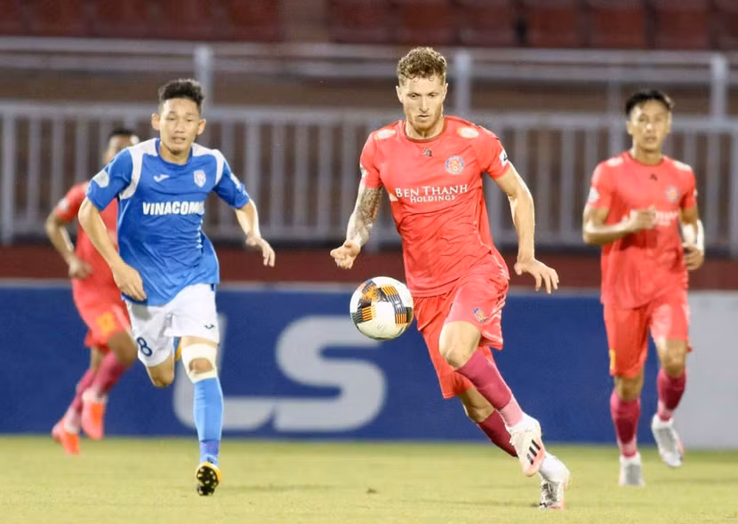 Sài Gòn FC (phải) đang nắm lợi thế về điểm số ở cuộc đua vô địch V-League 2020