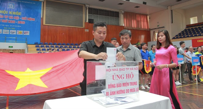 Cán bộ, phóng viên, nhân viên các cơ quan báo chí tham dự Hội khoẻ quyên góp ủng hộ đồng bào miền Trung ruột thịt (Ảnh: Lam Thanh) Cán bộ, phóng viên, nhân viên các cơ quan báo chí tham dự Hội khoẻ quyên góp ủng hộ đồng bào miền Trung ruột thịt (Ảnh: Lam Thanh)