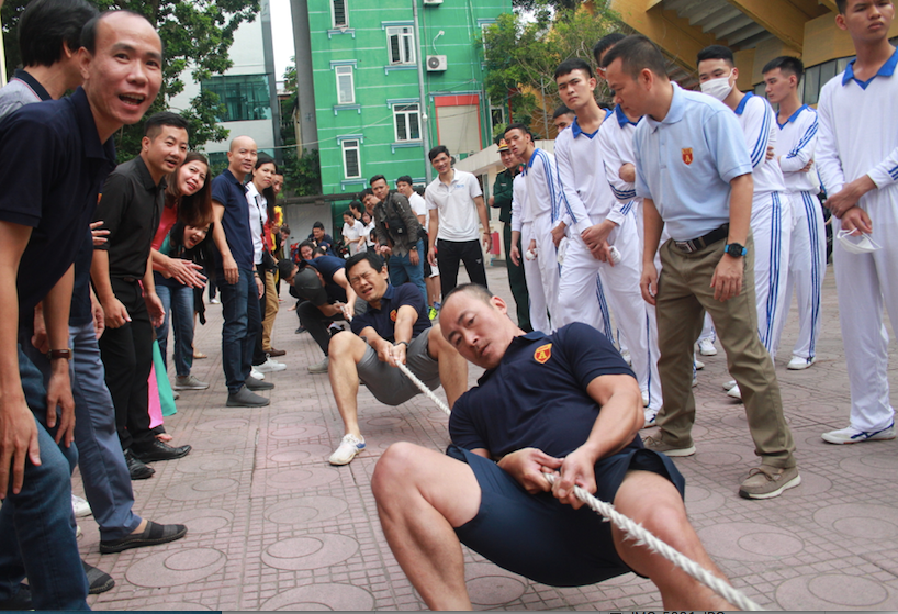 Các VĐV báo An ninh Thủ đô "cháy" hết mình trong phần thi kéo co Các VĐV báo An ninh Thủ đô "cháy" hết mình trong phần thi kéo co