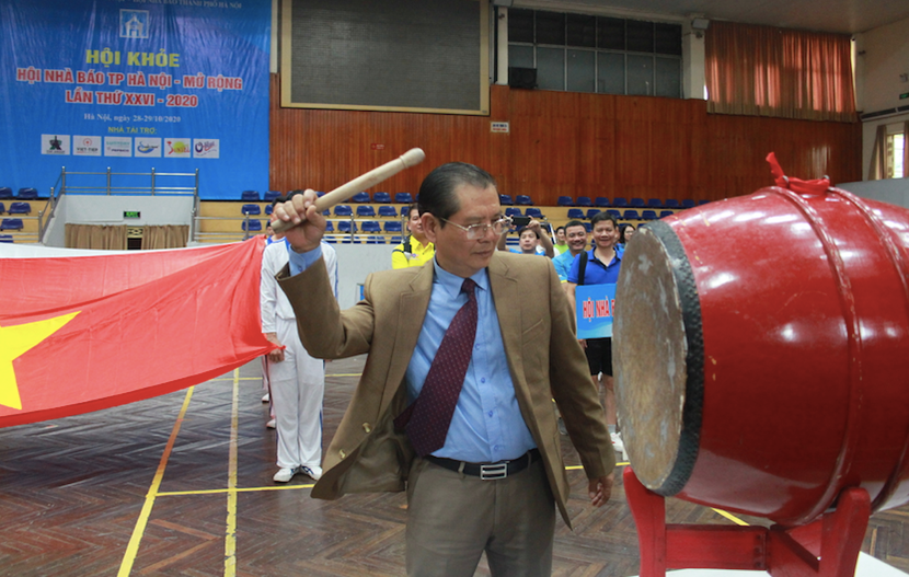 Trưởng BTC Hội khoẻ Tô Quang Phán đánh trống khai mạc Trưởng BTC Hội khoẻ Tô Quang Phán đánh trống khai mạc
