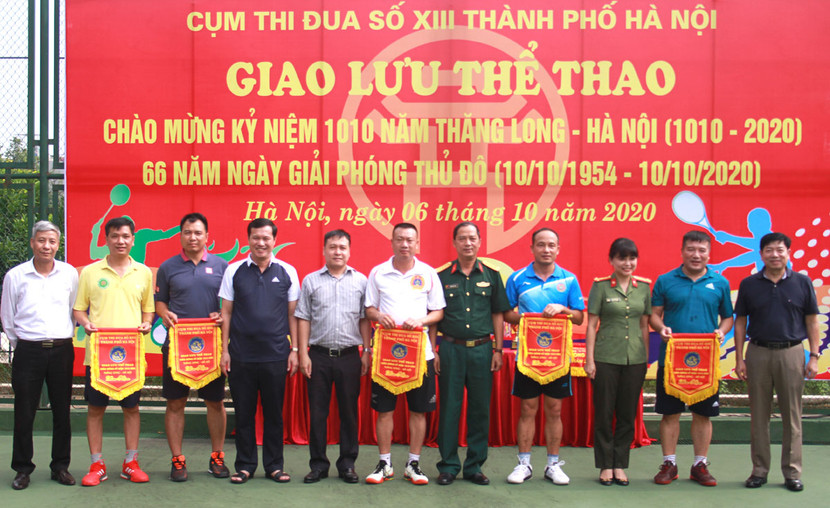 Ban tổ chức tặng cờ lưu niệm và động viên các đoàn trước giờ thi đấu Ban tổ chức tặng cờ lưu niệm và động viên các đoàn trước giờ thi đấu