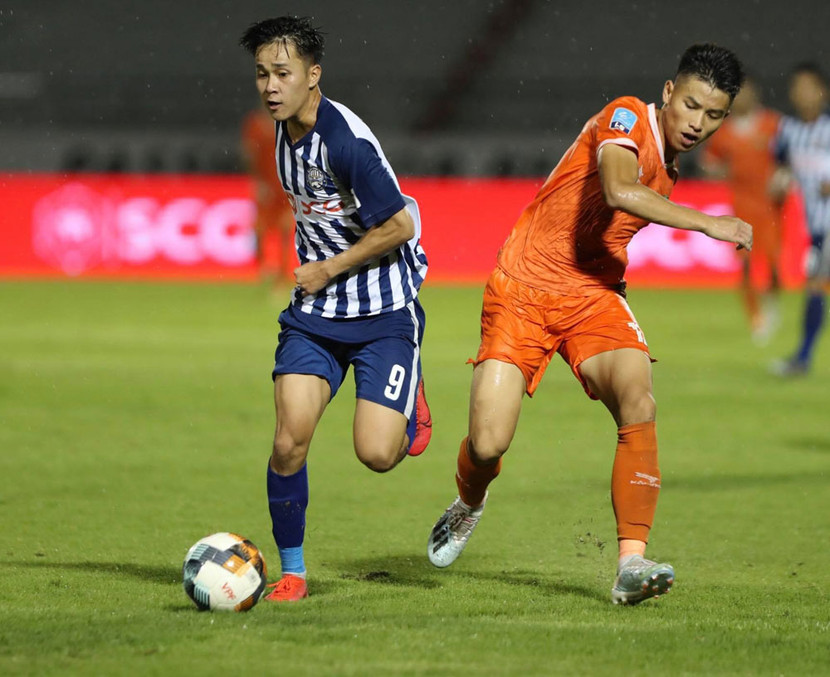 Trận thua 0-4 trước Bình Đình khiến Bà Rịa Vũng Tàu (trái) đánh mất ưu thế trong cuộc đua vô địch