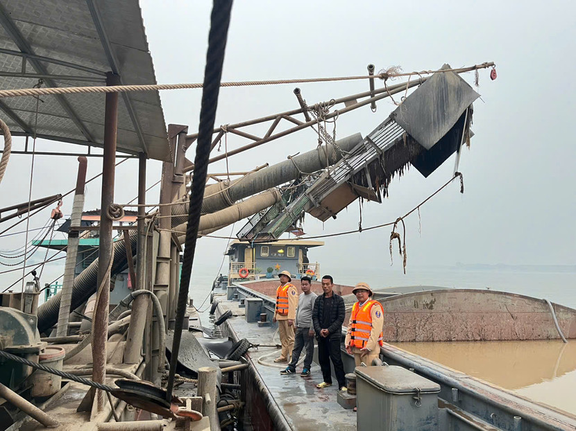 Các đối tượng bị phát hiện khi đang khai thác cát trái phép trên sông Hồng