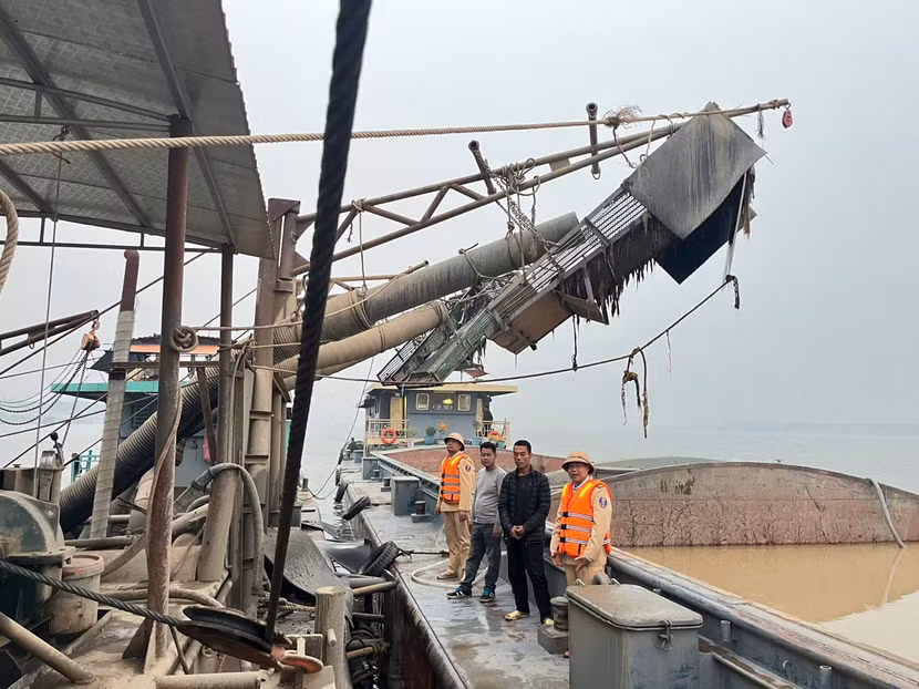 Các đối tượng bị phát hiện khi đang khai thác cát trái phép trên sông Hồng