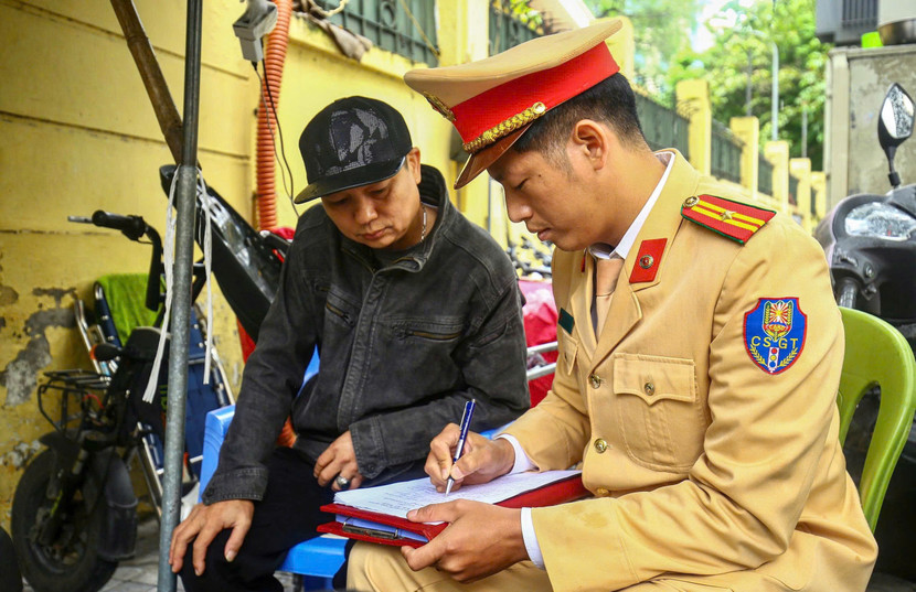 Lực lượng chức năng lập biên bản, yêu cầu các bãi xe không tổ chức trông giữ xe máy cho học sinh khi không đủ điều kiện điều khiển