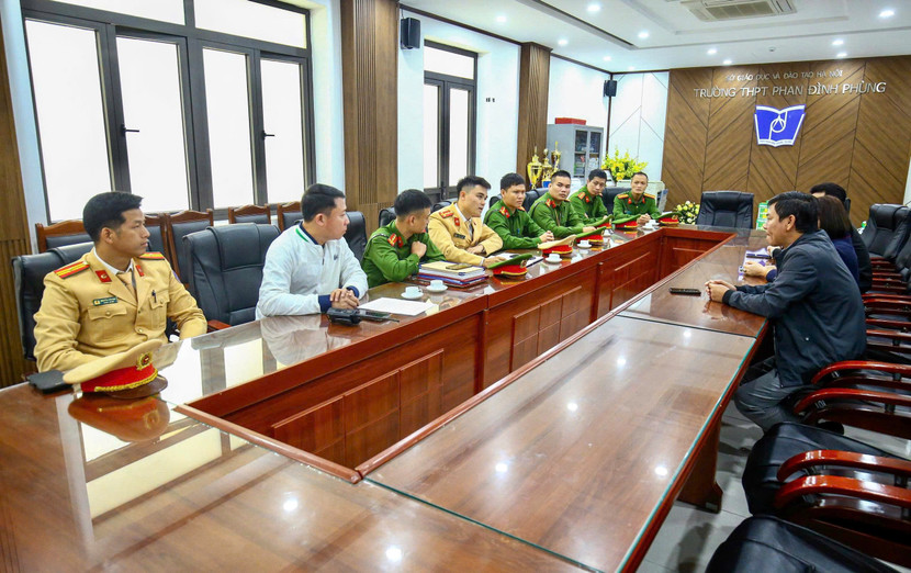 Lực lượng chức năng làm việc, đánh giá kết quả kiểm tra với đại diện trường THPT Phan Đình Phùng