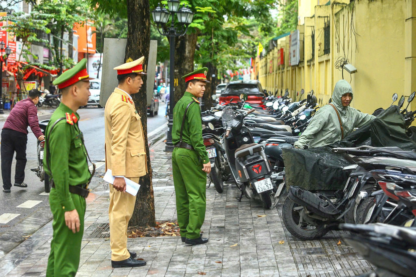 Đội CSGT đường bộ số 2 phối hợp Công an phường Ba Đình kiểm tra bãi trông giữ xe cạnh trường Phan Đình Phùng