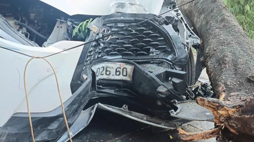 Chiếc ô tô gây tai nạn hư hỏng nặng Chiếc ô tô gây tai nạn hư hỏng nặng