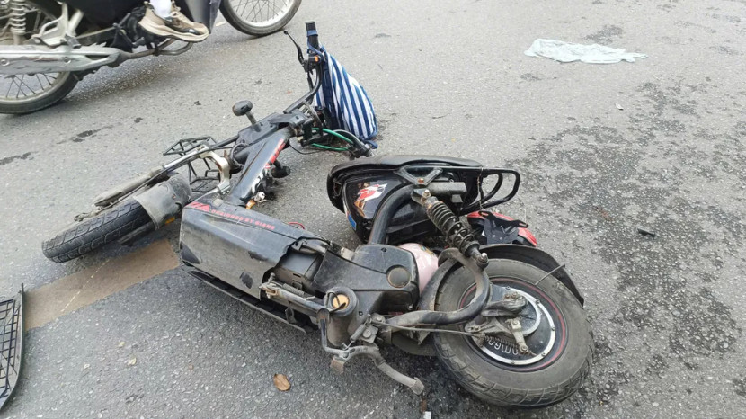 Nhiều phương tiện bị đâm trúng đổ ra đường Nhiều phương tiện bị đâm trúng đổ ra đường