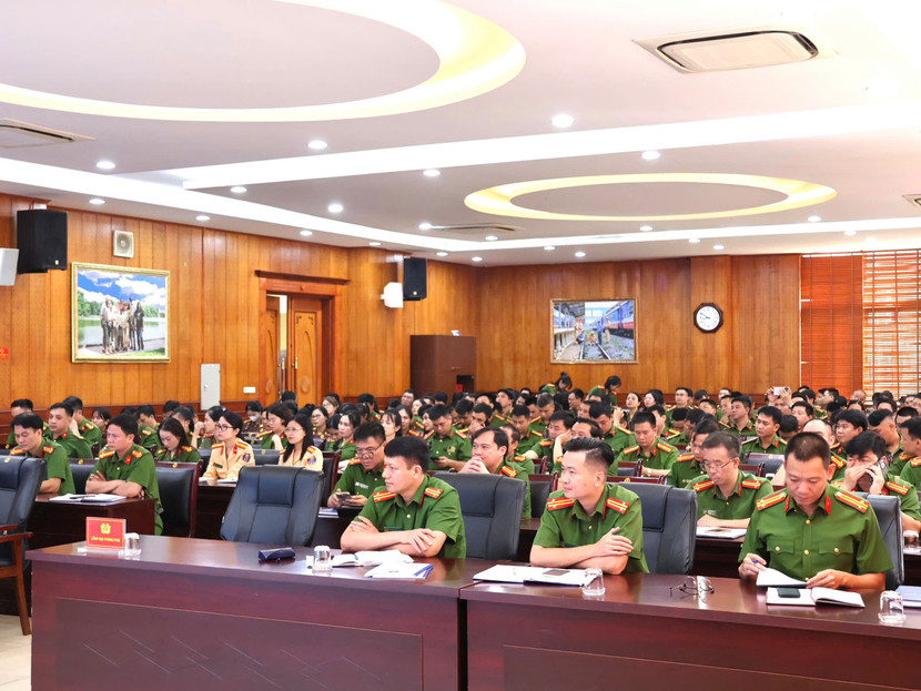 Lớp tập huấn có sự tham gia của cán bộ, chiến sĩ làm nhiệm vụ đăng ký xe trong CATP