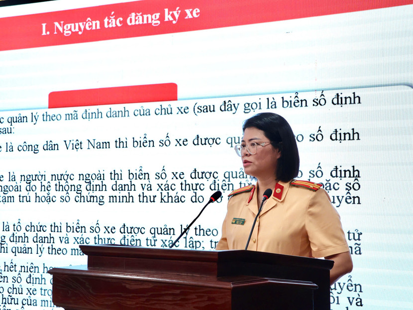 Trung tá Trần Thị Thu Hường, Phó Đội trưởng Đội Đăng ký, quản lý phương tiện cơ giới đường bộ, Phòng CSGT quán triệt các Thông tư quy định về đăng ký xe của Bộ Công an