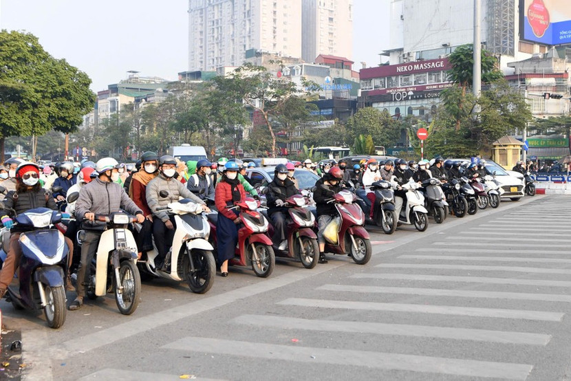 Người dân nghiêm túc chấp hành luật lệ giao thông...