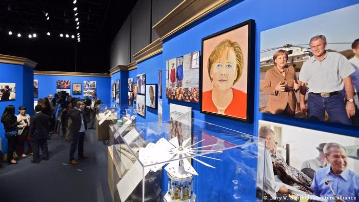 Bức chân dung nữ Thủ tướng Đức Angela Merkel trong bộ sưu tập của ông George W. Bush