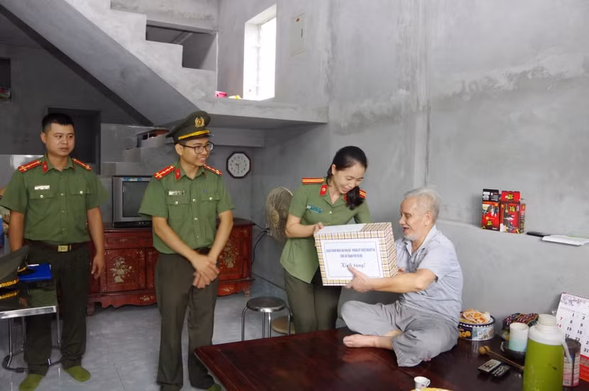 Phòng Kỹ thuật nghiệp vụ CATP Hà Nội tri ân những người có công với cách mạng