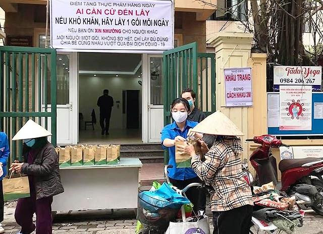 Đoàn viên, thanh niên tình nguyện trao thực phẩm tặng người có hoàn cảnh khó khăn tại quận Thanh Xuân (Hà Nội) Đoàn viên, thanh niên tình nguyện trao thực phẩm tặng người có hoàn cảnh khó khăn tại quận Thanh Xuân (Hà Nội)