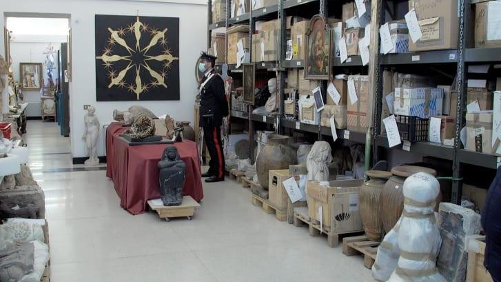 Kho tang vật của cảnh sát chuyên bảo vệ các tác phẩm nghệ thuật ở Rome, Italia Kho tang vật của cảnh sát chuyên bảo vệ các tác phẩm nghệ thuật ở Rome, Italia