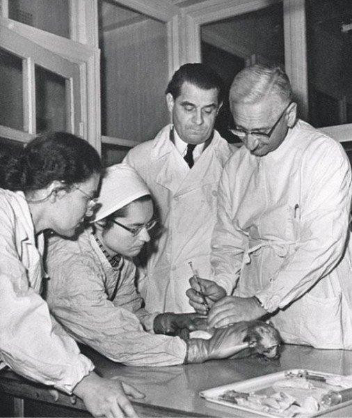 Nhà khoa học Liên Xô Mikhail Chumakov (trái) và nhà khoa học Mỹ Albert Sabin (phải) hợp tác chống bệnh bại liệt Nhà khoa học Liên Xô Mikhail Chumakov (trái) và nhà khoa học Mỹ Albert Sabin (phải) hợp tác chống bệnh bại liệt