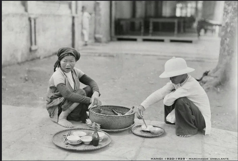 Thúng bánh cuốn đội đầu bán rong ở Hà Nội năm 1920